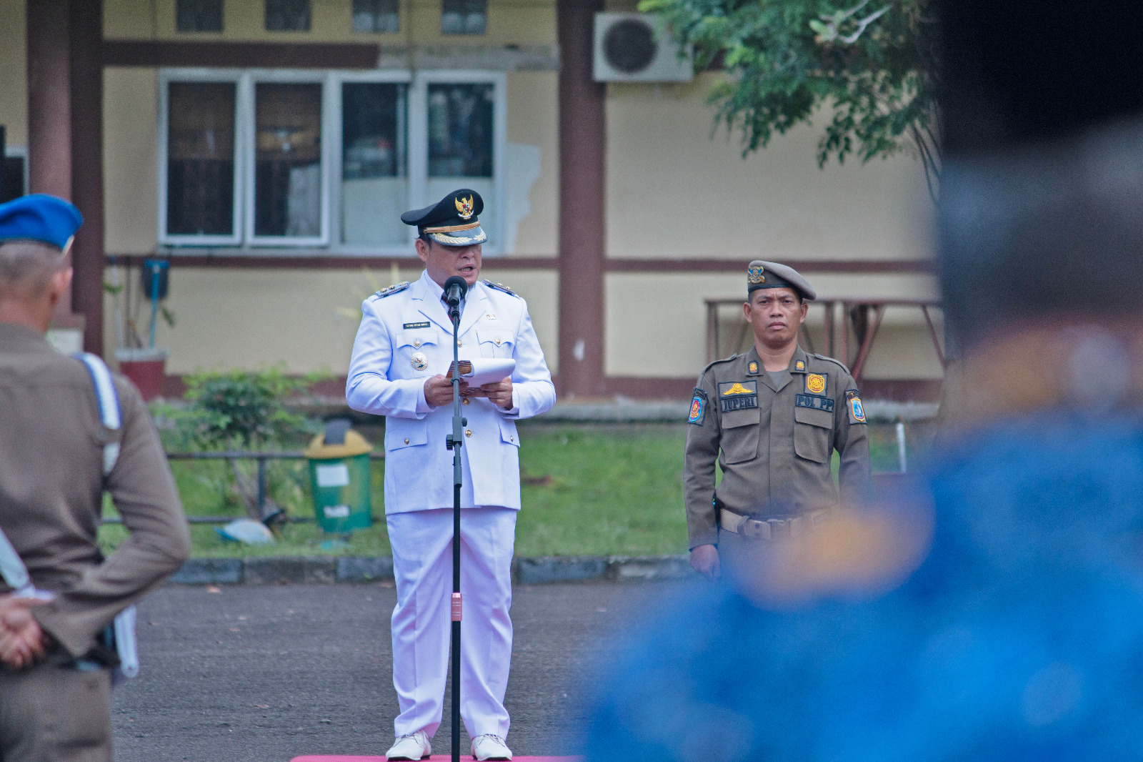 Foto : Wakil Bupati Bangka Barat Bong Ming Ming pimpinan upacara upacara Peringatan Hari Otonomi Daerah ke-28 tahun 2024, di Halaman Parkir Timur Kantor Bupati Bangka Barat, Selasa (30/4/24) pagi. (Dok/ Diskominfo Bangka Barat)