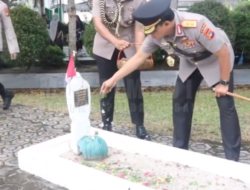 Polda Babel Laksanakan Ziarah Rombongan ke Taman Makam Pahlawan Pawitralaya, Berlangsung Khidmat meski Gerimis Melanda