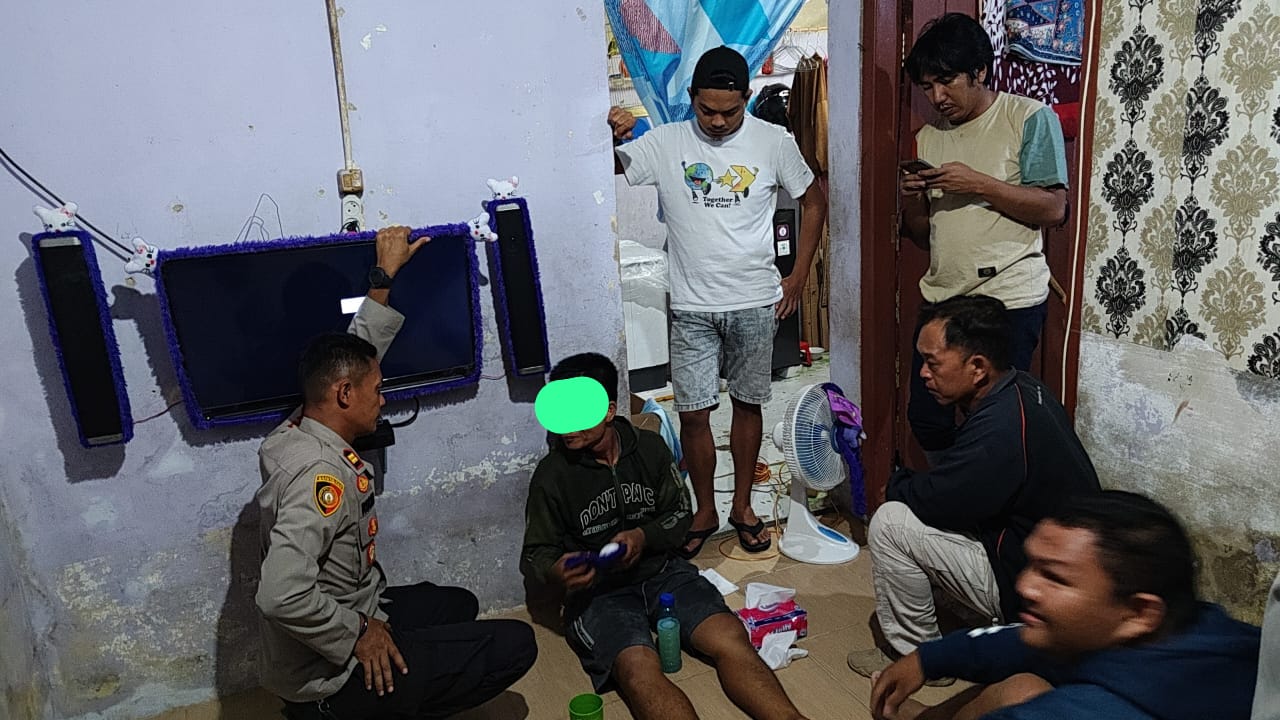 Foto : Jajaran Polsek Mentok mengamankan AP pelaku penyanderaan istri di kontrakannya di Menjelang, Kecamatan Mentok, Bangka Barat, Sabtu (8/6/2024). (Dok/Humas Polres Babar)