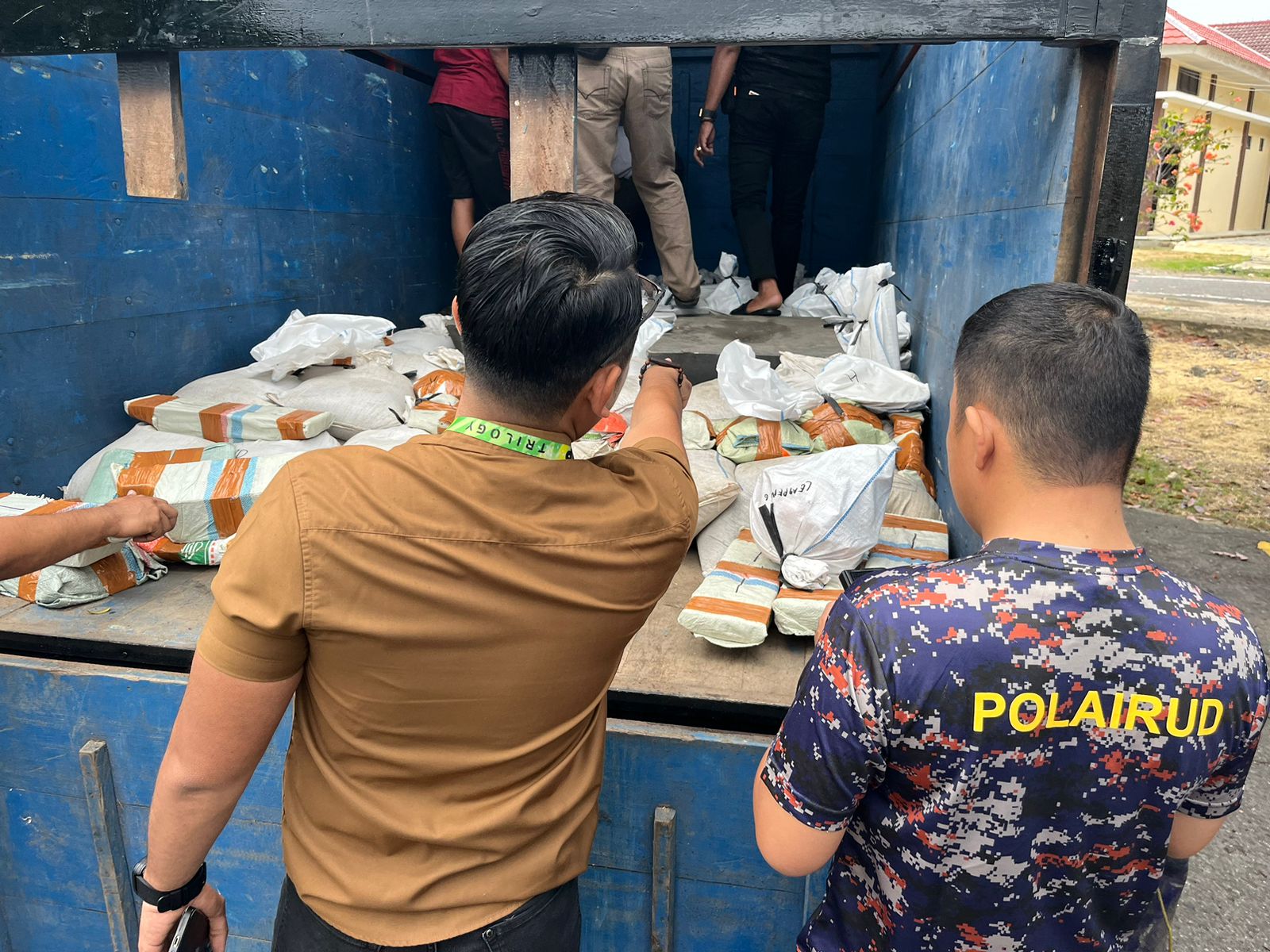 Foto : Jajaran Polres Bangka Barat gagalkan truk bermuatan 4 ton pasir dan balok timah tanpa dokumen di Pelabuhan Tanjung Kalian Mentok, Kamis (20/6/2024) pagi. (Humas Polres Babar)