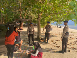 Hari Kedua Lebaran Idul Adha, Personel Ditpolairud Bantu Amankan dan Awasi Pantai Tanjung Pendam Belitung