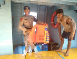 Polisi RW Perairan Selat Nasik Sambangi Nelayan Setempat, Beri Bantuan Alat Keselamatan Diri