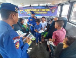 Antusias Anak-anak Nikmati Fasilitas Perpustakaan Terapung di Muntok oleh Ditpolairud Polda Babel