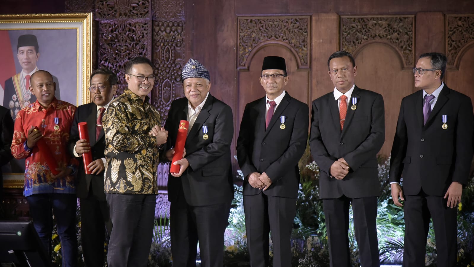 Foto : Bupati Bangka Barat Sukirman menerima penghargaan dianugerahi penghargaan Manggala Karya Kencana Tahun 2024, di Merapi Ballroom, Kawasan PRPP, Semarang, Jawa Tengah, pada Jumat (28/6/2024) malam.