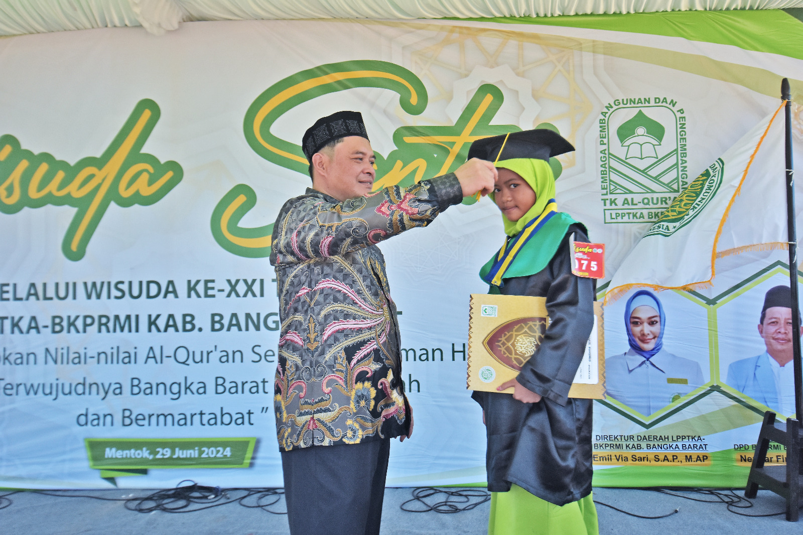 Foto: Wakil Bupati Bangka Barat Bong Ming Ming, memindahkan tali toga Santri dan Santriwati di Lapangan Atletik Pemkab Bangka Barat, Sabtu (29/6/2024) pagi. (Dok/Diskominfo Bangka Barat)