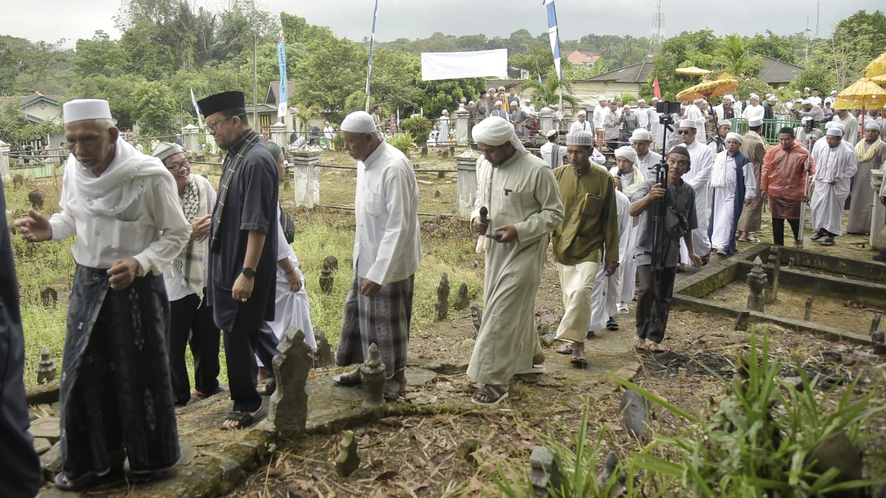 Foto : Umat Muslim di Mentok gelar tradisi Ziarah Kute Seribu di Tempat Pemakaman Umum Keramat, pada Kamis (20/6/2024). (Dok/Diskominfo Babar)