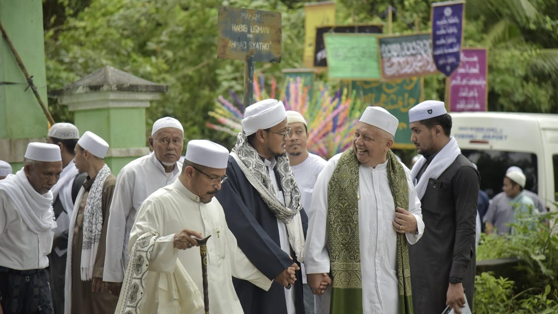 Foto : Umat Muslim di Mentok gelar tradisi Ziarah Kute Seribu di Tempat Pemakaman Umum Keramat, pada Kamis (20/6/2024). (Dok/Diskominfo Babar)