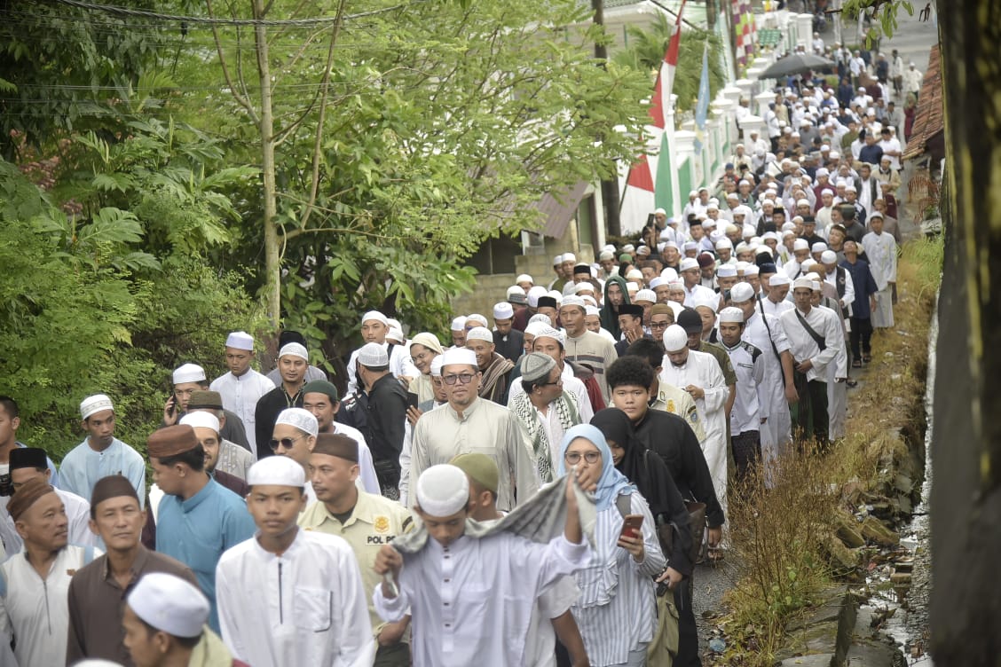 Foto : Umat Muslim di Mentok gelar tradisi Ziarah Kute Seribu di Tempat Pemakaman Umum Keramat, pada Kamis (20/6/2024). (Dok/Diskominfo Babar)