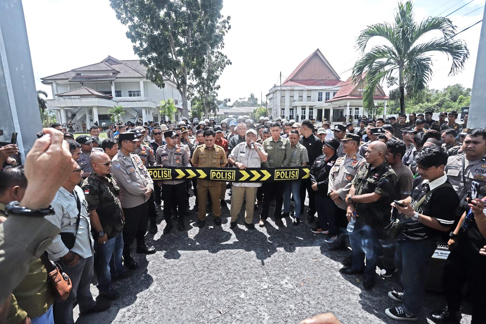 Foto: Wabup Bangka Barat (kiri) Bong Ming Ming, Bupati Bangka Barat (tengah) Sukirman dan Ketua DPRD Babar Marudur Saragih saat menemui para pendemo. (Dok/Diskominfo Babar)