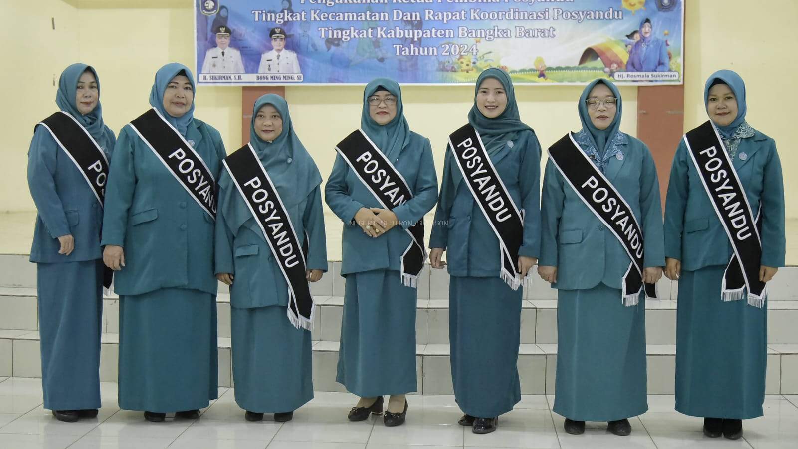 Foto : Ketua TP PKK Kabupaten Bangka Barat, Rosmala Sukirman mengukuhkan enam Ketua Pembina Posyandu Kecamatan di Graha Aparatur Pemkab Bangka Barat, pada Rabu (3/7/2024) pagi. (Dok/Diskominfo Bangka Barat).