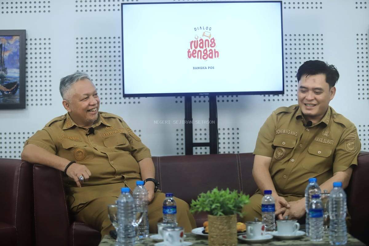 Foto : Bupati Bangka Barat Sukirman dan Wakilnya Bong Ming Ming saat di Dialog Ruang Tengah Bangka Pos. Selasa (16/7/2024).(Ist)