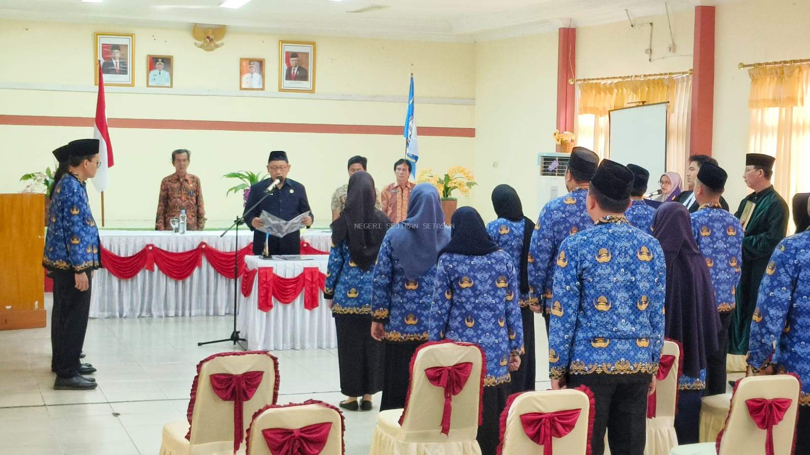 Foto : Sekda Kabupaten Bangka Barat, Muhammad Soleh Lantik 16 pejabat fungsional tertentu di Gedung Batu Rakit Setda Pemerintah Kabupaten Bangka Barat, pada Jumat, (19/2024) sore. (Dok/Diskominfo Babar)