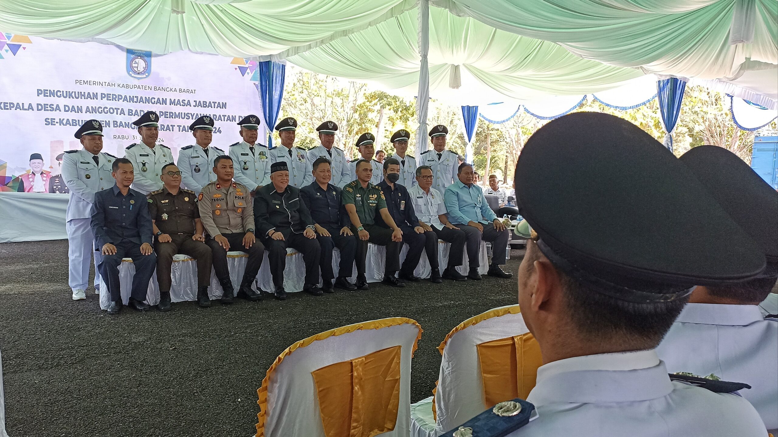 Foto : Bupati Bangka Barat, Sukirman bersama Forkompinda Babar serta kades se-Kecamatan Parittiga berswafoto usai pengukuhan di Halaman Parkir Timur, Kantor Bupati Bangka Barat, pada Rabu (31/7/2024) pagi. (Babelhits.com/Yuranda).