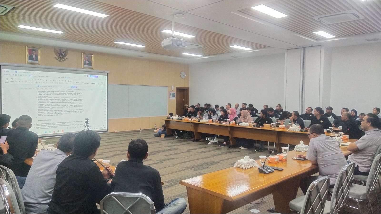 Foto : Kegiatan forum diskusi dengan Serikat Pekerja PKT dan IKT yang berlangsung di ruang rapat PT Timah, Senin (1/7/2024). (Dok/Ist)