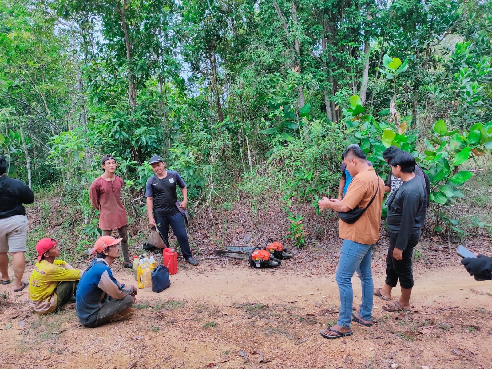 Foto : Tim Unit Idik II Tipidter Sat Reskrim Polres Bangka Barat amankan dua tersangka penebangan hutan Menumbing, Desa Air Putih, Mentok, Rabu (3/7/2024). (Dok/Diskominfo Bangka Barat)