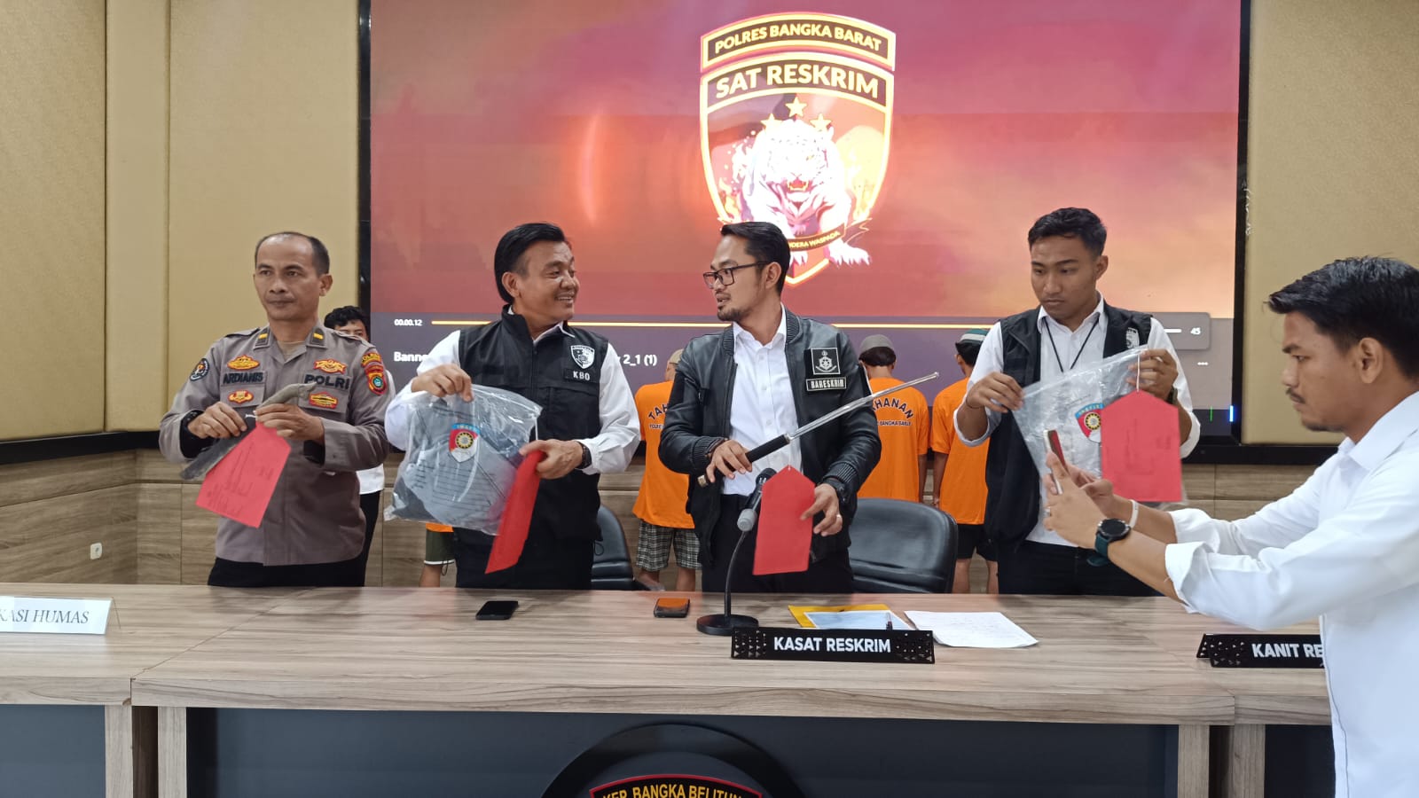Satreskrim Polres Babar gelar Konferensi pers pelaku pengeroyokan di Kecamatan Kelapa, Bangka Barat, Senin (15/7/2024).