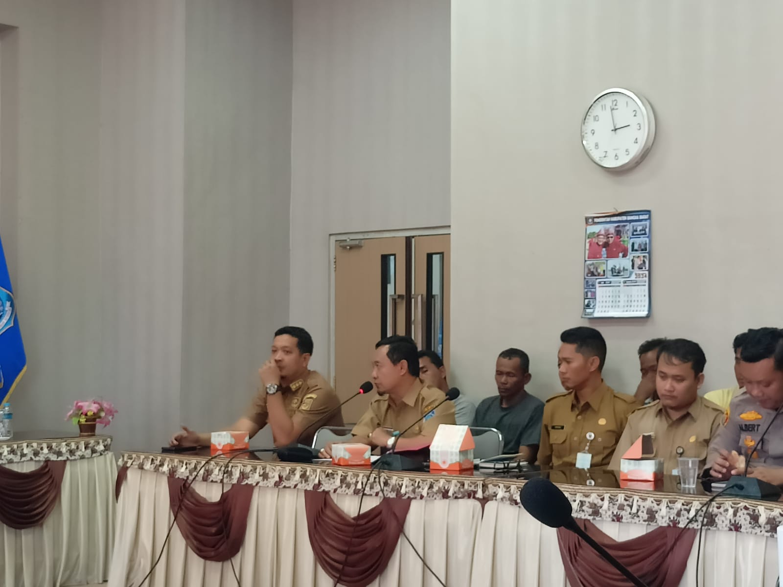 Kapolsek Jebus, Camat Parittiga dan masyarakat nelayan serta perangkat desa Bakit dan Semulut hadiri rapat pembahasan tambang timah ilegal di perairan Belembang, Desa Bakit, Kecamatan Parittiga, Selasa (30/7/2024)