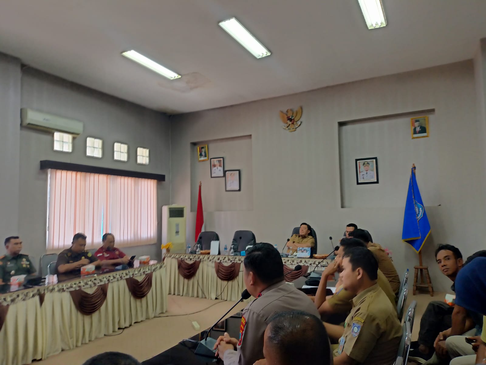 Wakil Bupati Bangka Barat Bong Ming Ming pimpinan rapat bahas tambang timah ilegal di perairan Belembang Desa Bakit, Kecamatan Parittiga, Selasa (30/7/2024)