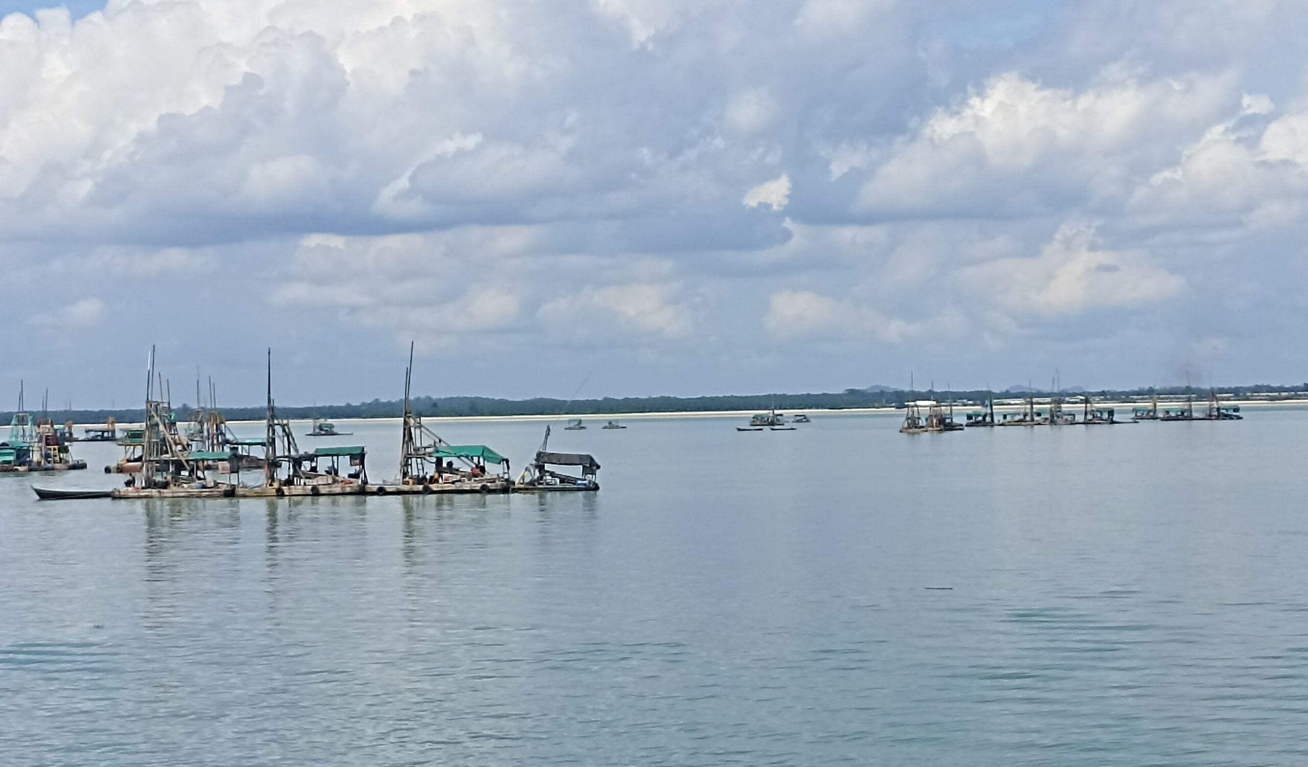 Foto : Sejumlah Ponton Isap Produksi (PIP) tambang timah jenis tower menuju Pantai Belembang, Desa Bakit, Kecamatan Parittiga, Kabupaten Bangka Barat, Minggu (7/7/2024). (Babelhits.com).