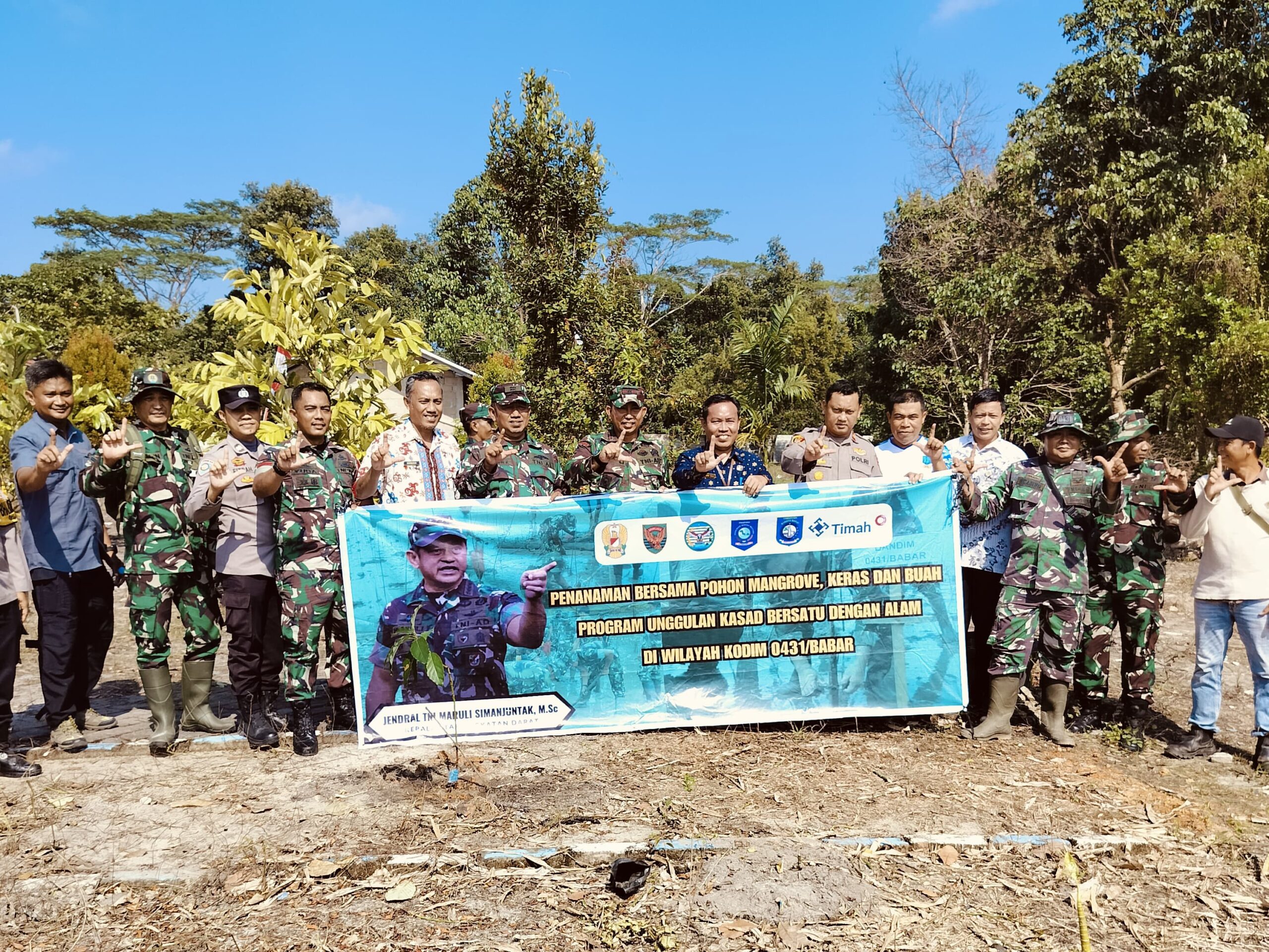 Foto : SMA Negeri 1 Parittiga bersama TNI/Polri, KPHP Jebu Bembang Antan, Dinas Pendidikan dan unsur lainnya, menanam 270 pohon di Halaman Belakang Sekolah, pada Kamis (25/9/2024). (Babelhits.com).