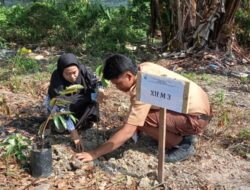 Ajak Peserta Didik Sadar Lingkungan, SMAN 1 Parittiga bersama KPHP Tanam Pohon Serentak