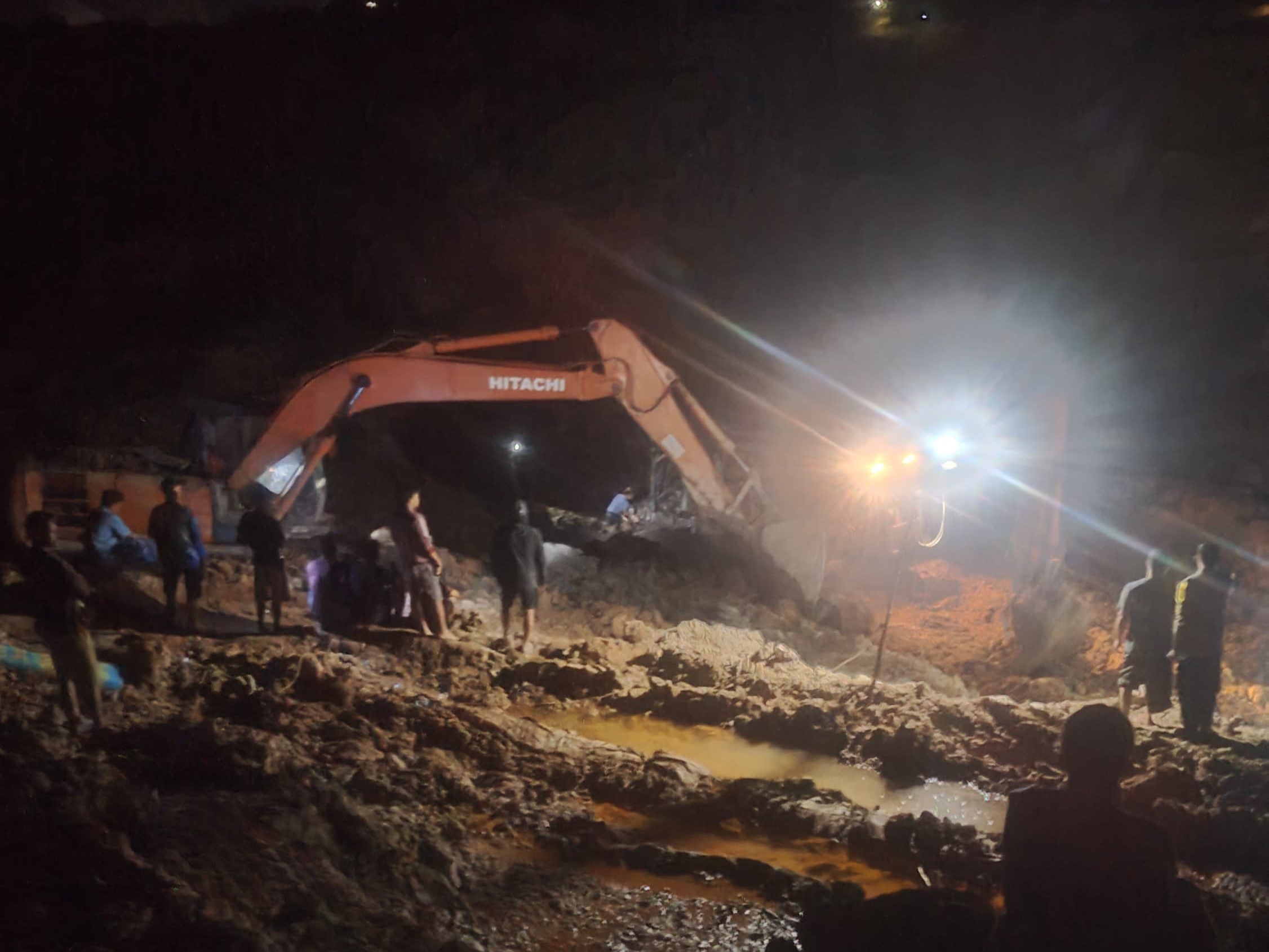 Foto: Proses pencarian dua orang penambang pasir timah yang masih terjebak dalam tanah di Gunung Manik, Desa Benteng Kota, Tempilang, Bangka Barat, tertimbun tanah longsor, pada Kamis (25/7/2024) petang. (Dok/ Basarnas Babel)