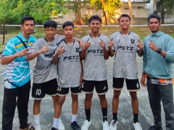 Foto : Tim Takraw Bangka Barat bersama official berfoto bersama saat latihan Ajang POPDA ke-XII Bangka Belitung 2024 di Tanjungpandan, Belitung. (Dok/SMA Negeri 1 Parittiga)