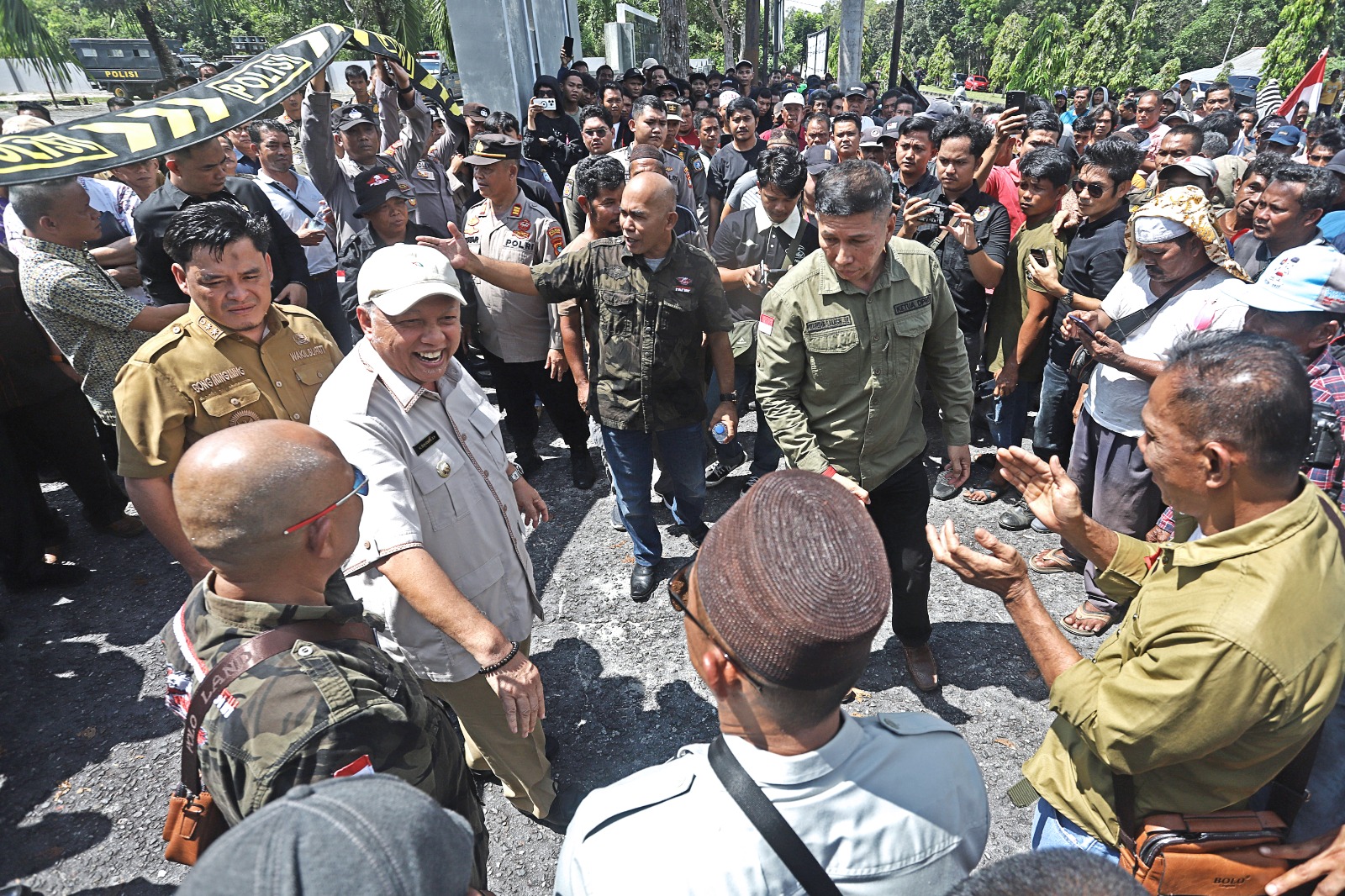 Foto : Bupati Bangka Barat Sukirman (menggunakan topi), Wakil Bupati Bangka Barat Bong Ming Ming (Berseragam), dan Ketua DPRD Babar Marudur Saragih (Kanan) menemui massa unjuk rasa, di depan Kantor DPRD Babar, Selasa (2/7/2024) pagi. (Dok/Diskominfo Bangka Barat)