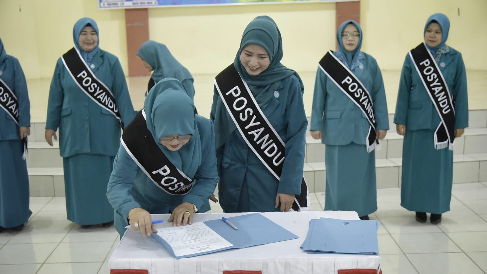 Foto : Ketua TP PKK Kabupaten Bangka Barat, Rosmala Sukirman mengukuhkan enam Ketua Pembina Posyandu Kecamatan di Graha Aparatur Pemkab Bangka Barat, pada Rabu (3/7/2024) pagi. (Dok/Diskominfo Bangka Barat).