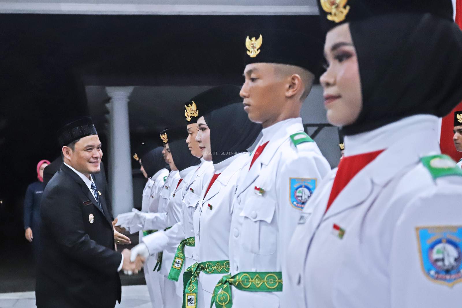 Foto : Wakil Bupati Bangka Barat, Bong Ming Ming memberikan semangat kepada 66 paskibraka Kabupaten Bangka Barat, di rumah dinas Bupati Bangka Barat, Kamis (15/8/2024) malam. (Dok/ Diskominfo).