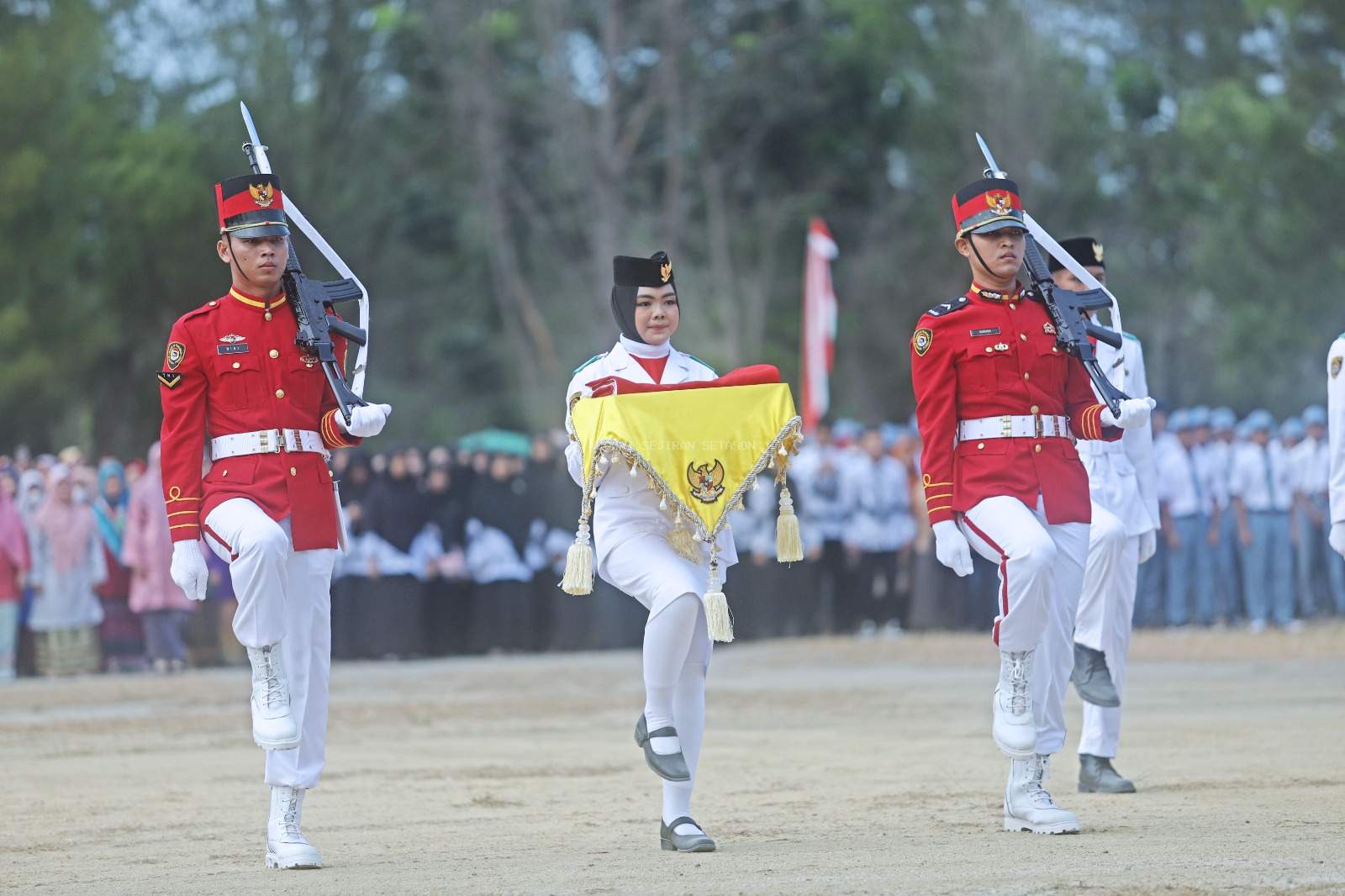 Foto : Paskibraka Kabupaten Bangka Barat saat mengibarkan bendera merah putih di Lapangan Atletik Kompleks Perkantoran Terpadu Pemkab Babar, Sabtu (17/8/2024) pagi.