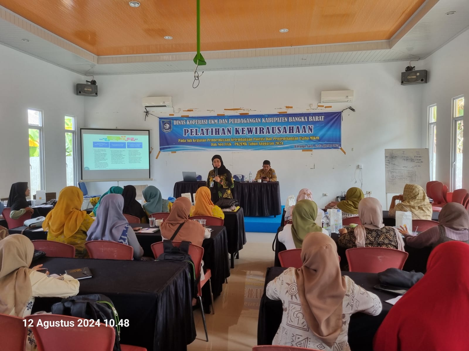 Foto : Dinas Koperasi, UKM dan Perdagangan (DKUP) Kabupaten Bangka Barat (Babar) gelar pelatihan kewirausahaan, selama 4 hari di ruang D'Orange Cafe Mentok dari 12-15 Agustus 2024. (Ist)