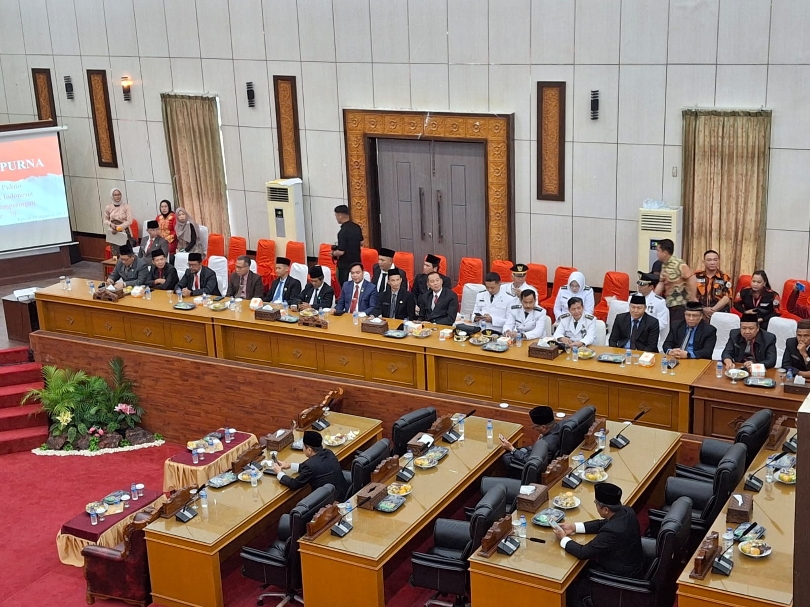 Foto : DPRD Bangka Barat gelar rapat paripurna dengan agenda mendengarkan pidato kenegaraan dari Presiden Republik Indonesia, di peringatan Hari Ulang Tahun Republik Indonesia ke-79, di Gedung Mahligai Betason II, Jumat (16/8/2024).