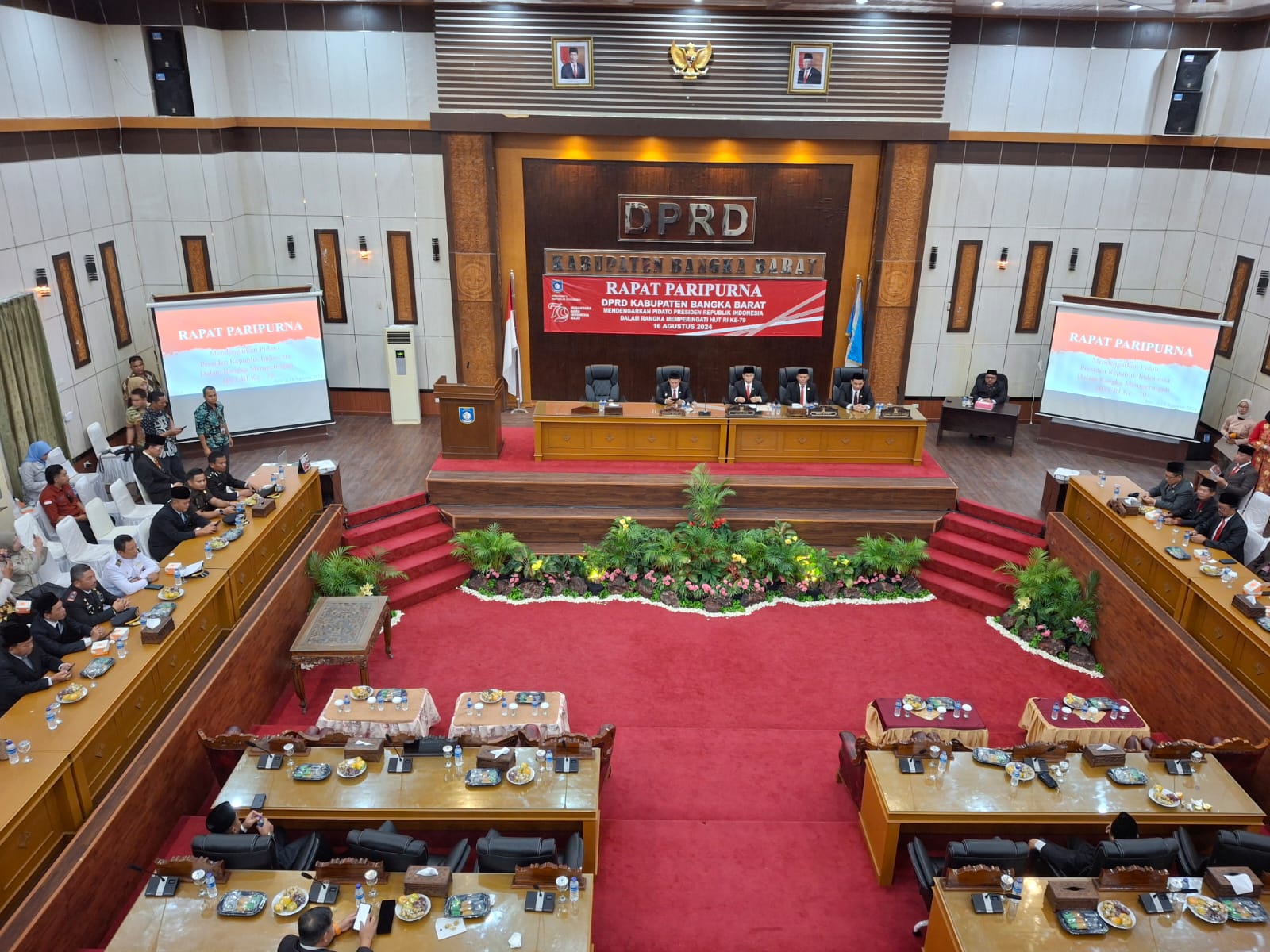 Foto : DPRD Bangka Barat gelar rapat paripurna dengan agenda mendengarkan pidato kenegaraan dari Presiden Republik Indonesia, di peringatan Hari Ulang Tahun Republik Indonesia ke-79, di Gedung Mahligai Betason II, Jumat (16/8/2024).