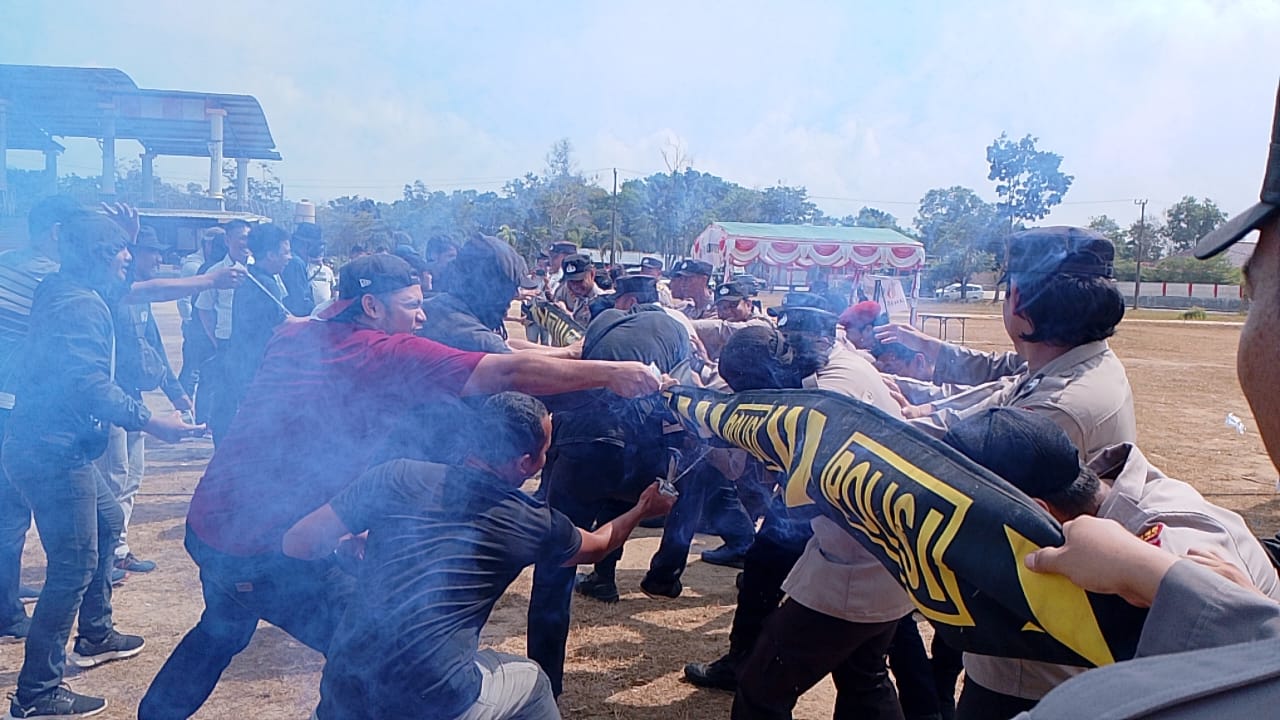 Foto : Jelang Pilkada 2024, Polres Bangka Barat gelar Simulasi Sistem Pengamanan Kota (Sispamkota), Rabu (21/08/2024) di Lapangan Atletik Pemda Kabupaten Bangka Barat. (Humas Polres Babar)