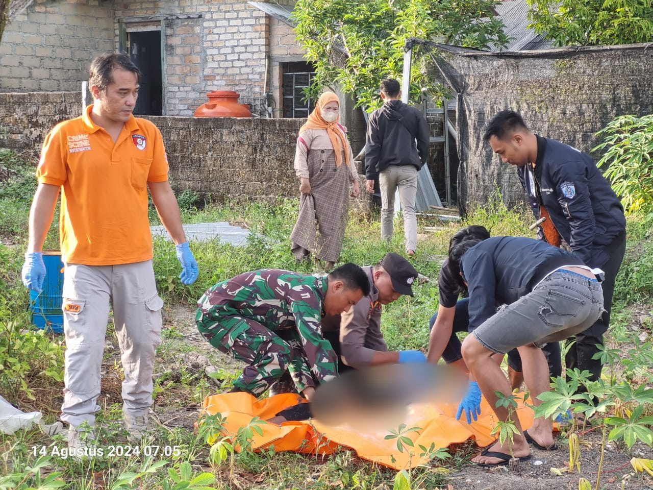 Foto : Petugas mengevakuasi Sudar (50) warga RT 02, RW 01, Kelurahan Sungaibaru, Kecamatan Mentok, gantung diri di belakang rumahnya, pada Rabu (14/8/2024) sekira pukul 06.00 WIB. (Dok/istimewa).