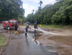 Cegah Kecelakaan Lalu Lintas, Mobil Damkar Dikerahkan untuk Bersihkan Tumpukan Pasir di Komplek Timah Bangka Barat