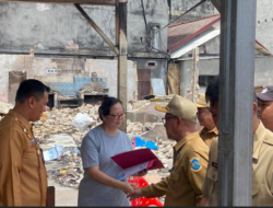 Pj Walkot Pangkalpinang Serahkan Dokumen Kependudukan Korban Kebakaran Hebat di Kampung Bintang Beberapa Waktu Lalu