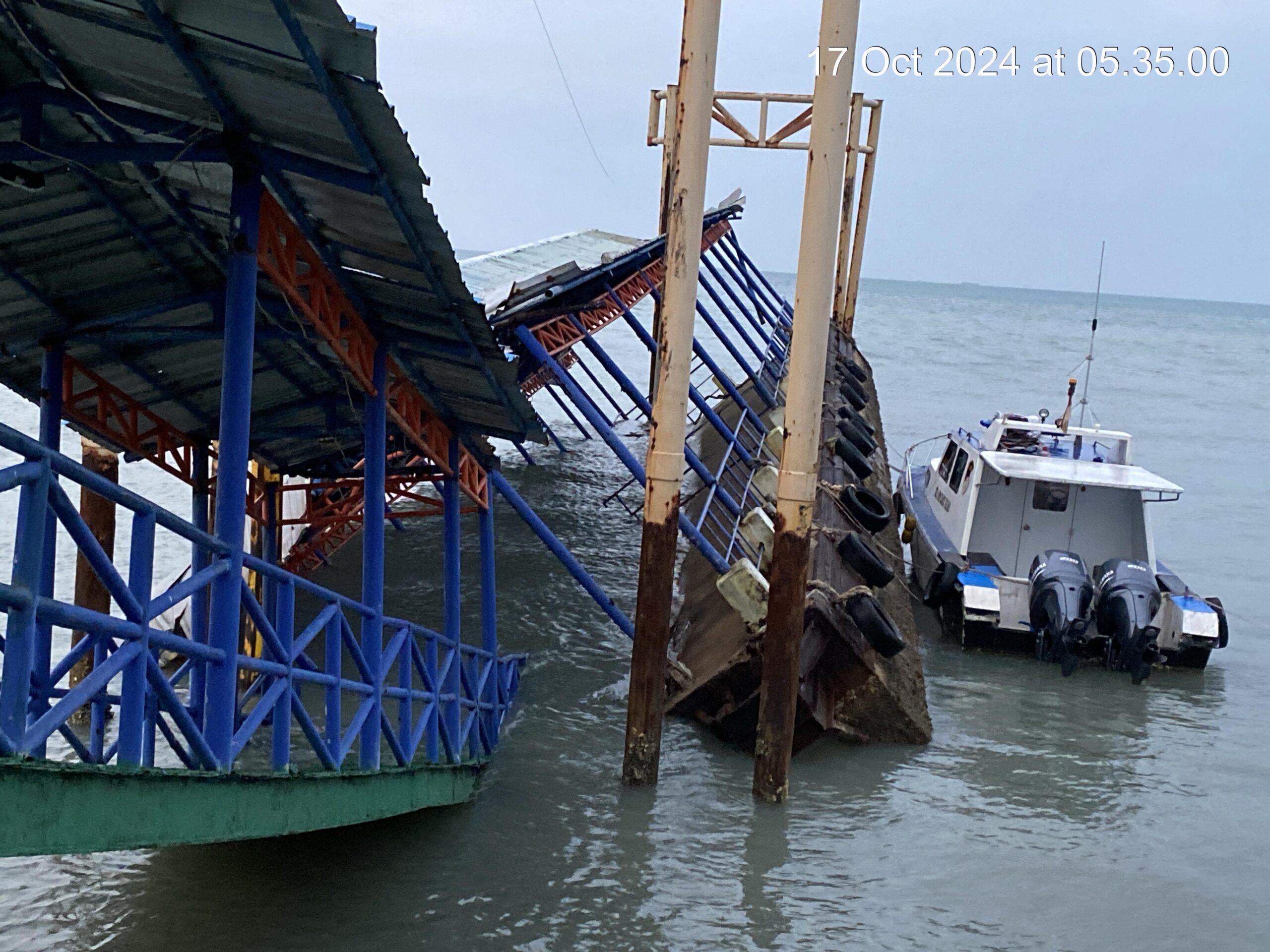 Foto : Dermaga kapal cepat yang roboh di Pelabuhan Tanjung Kalian, Mentok, Kabupaten Bangka Barat. (Dokumen ist).