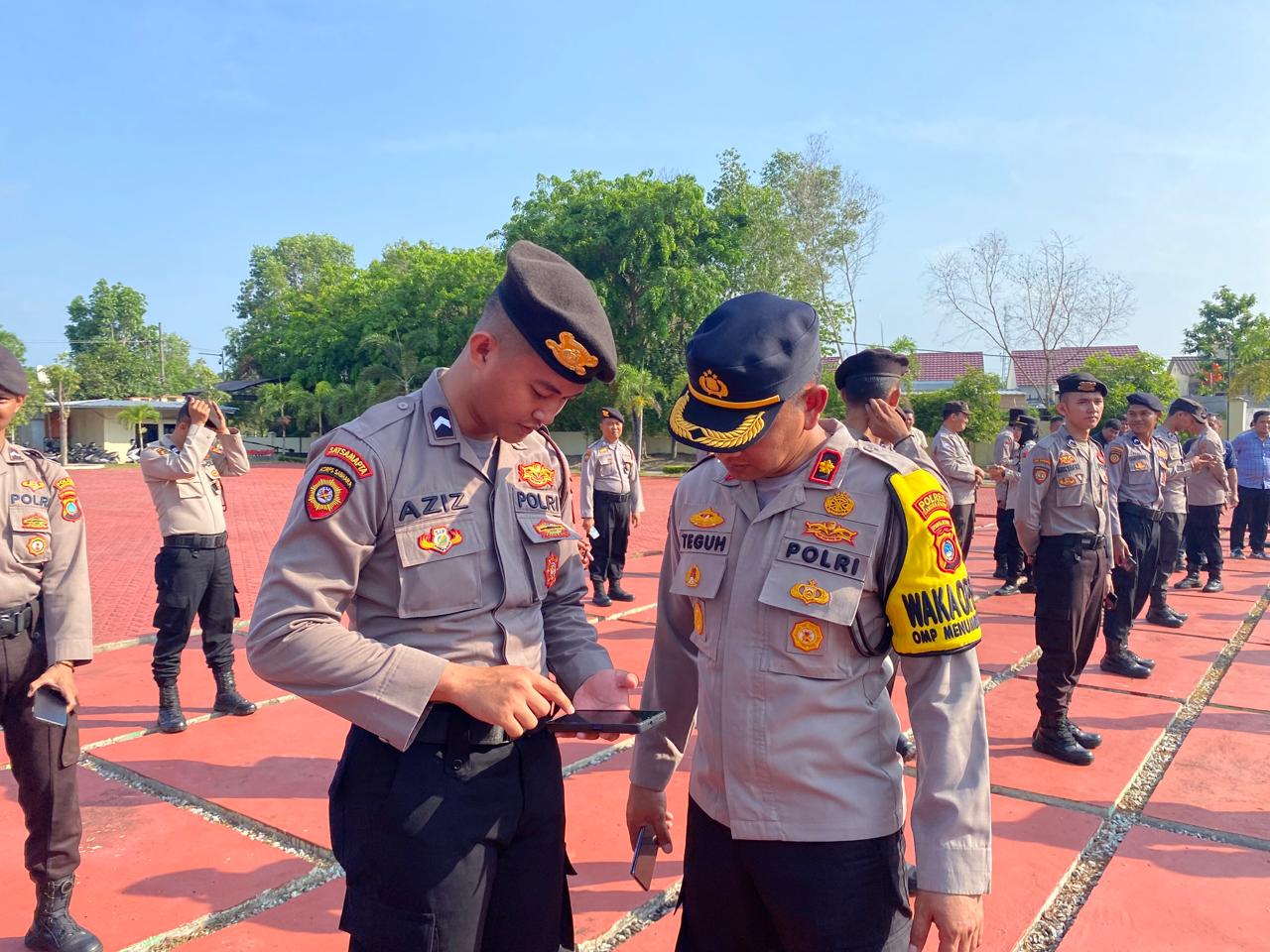Pimpinan Polres Bangka Barat periksa ponsel anggotanya. (Ist)