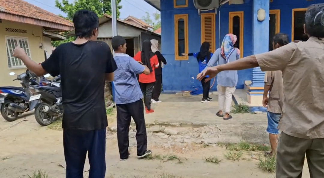 Sejumlah orang dengan gangguan jiwa saat melakukan senam bersama di Rumah Perlindungan Sosial, Dinsos PMD Kabupaten Bangka Barat. (Ist)