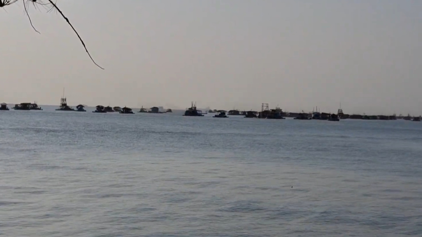 Foto Aktivitas Tambang Timah ilegal yang beroperasi di Perairan Tembelok dan Keranggan, Kecamatan Mentok, Kabupaten Bangka Barat.