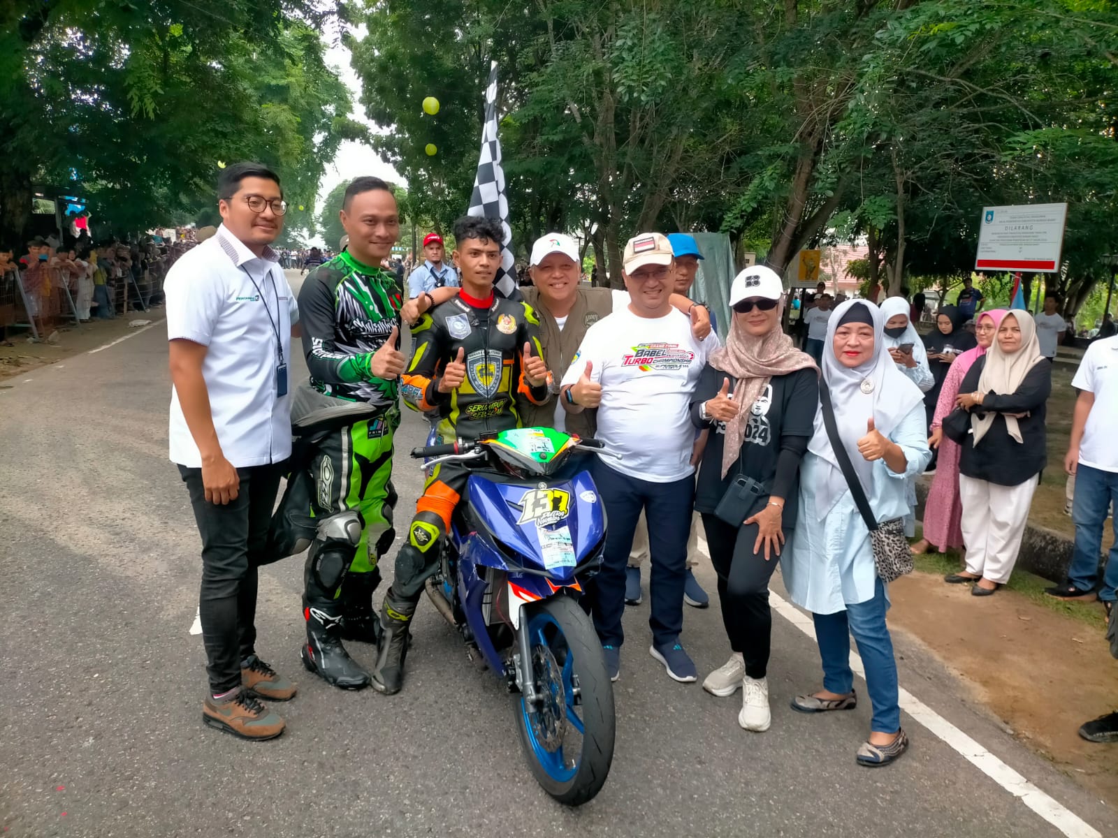 Sukirman (tengah) dan Erzaldi Rosman (ketiga dari kanan) bersama pembalap foto bersama di sirkuit Tugu Soekarno-Hatta Mentok.