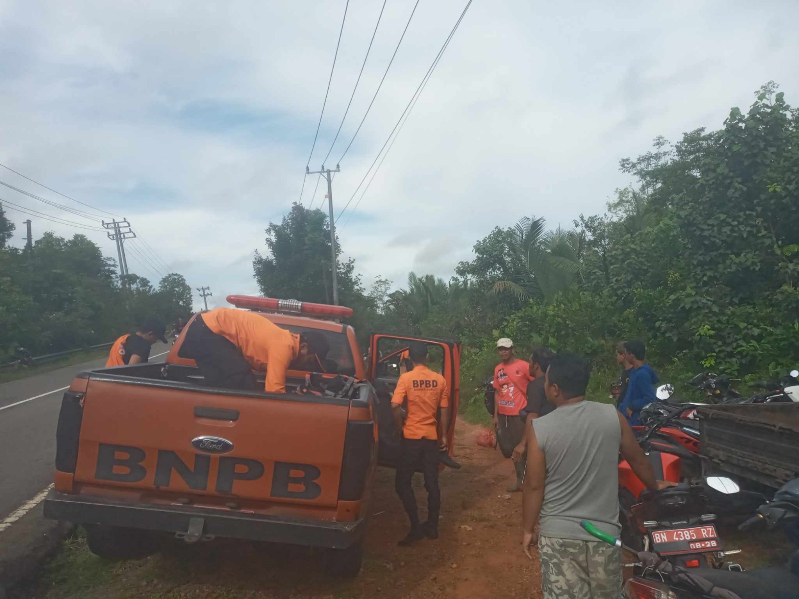 BPBD, Basarnas serta unsur terkait dan masyarakat sedang mencari keberadaan Jaka nelayan pencarian udang di sungai pisang yang hilang kontak.