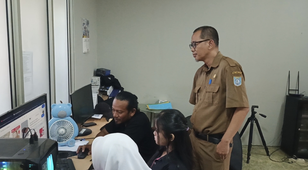 Kepala Diskominfo Babar pantau sejumlah website.