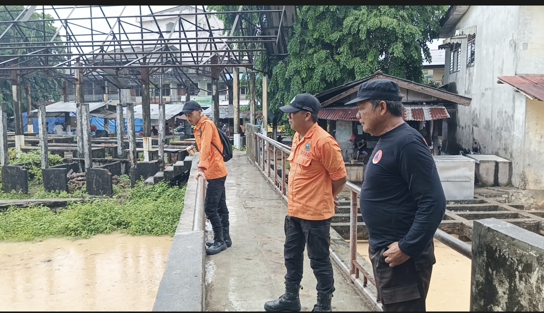 BPBD Bangka Barat pantau aliran sungai di Kecamatan Mentok, Bangka Barat.