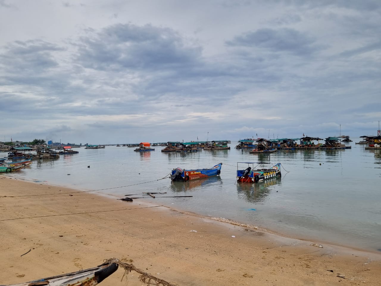 Caption: Puluhan PIP Tambang Timah Ilegal terparkir di Pantai Tanjung Kecamatan Mentok, Kabupaten Bangka Barat, Selasa (3/11/2024). (Foto : Istimewa)