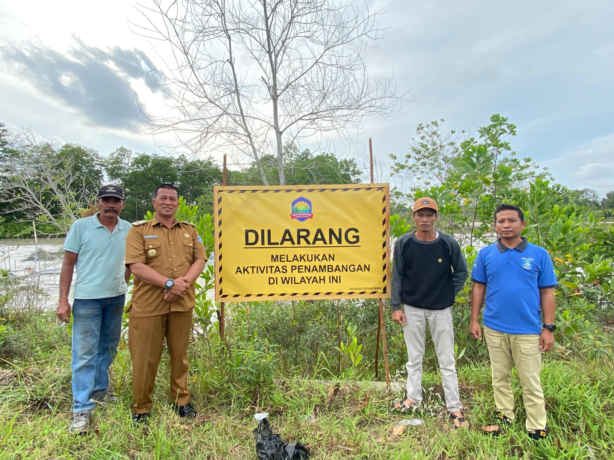Pemdes Sekar Biru pasang spanduk larangan menambang pasir timah di pinggir jalan. (Ist)