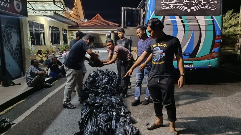 Jajaran Satreskrim Polres Bangka Barat amankan bus pembawa timah balok di Pelabuhan Tanjung Kalian, Mentok, Bangka Barat. (Foto : Rama)