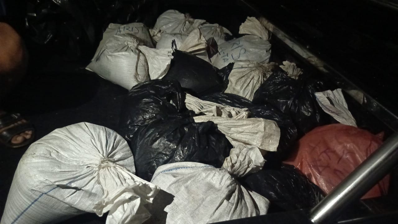 Sejumlah karung pasir timah diduga hendak di bawa keluar pulau Bangka, melalui pelabuhan Tanjung Kalian Mentok, Bangka Barat. (Ist)